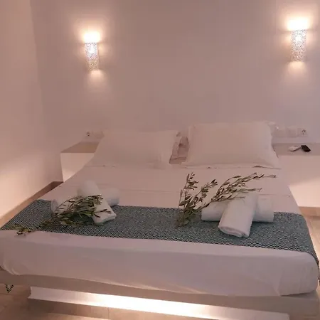 Tranquil Fira (Santorini)
